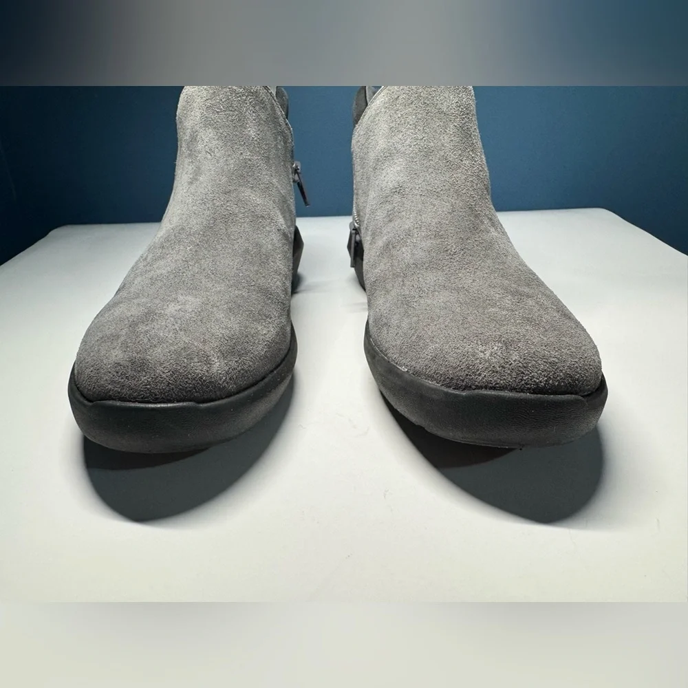 Clarks Women’s Sz 7.5 M Kayleigh Mid Ankle Boot Side Zip Gray Suede Shoes - Picture 3 of 10